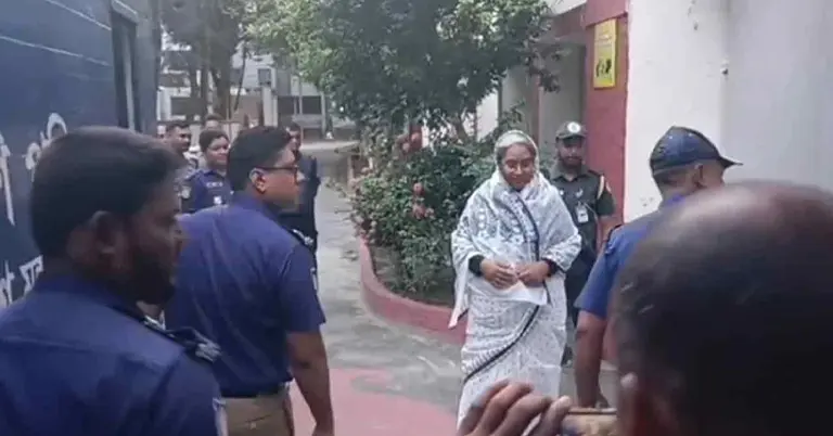 কারাগার থেকে বের হওয়ার সময় দিপু মনি